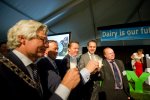Na de officiële opening werd er een toast met melk uitgebracht.