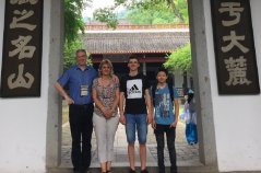 Het gezin van Han Zuilhof op reis in Hunan, China. Foto: Han Zuilhof