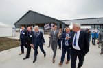 De genodigden maken onderleiding van Kees de Koning  rondje op het complex.