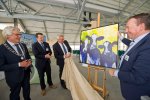 Het cadeau van de provincie Fryslan en de gemeente Leeuwarden wordt aangeboden.