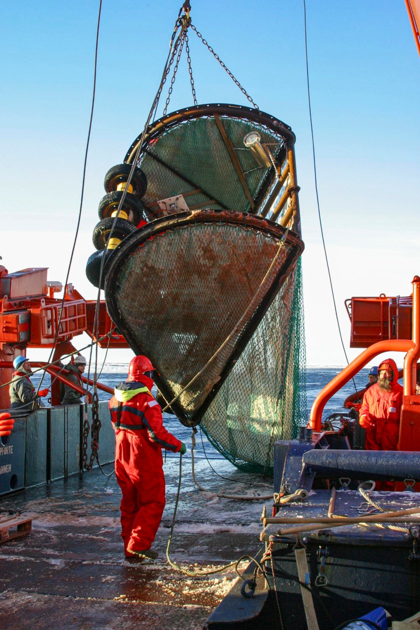 De eerste inzet van SUIT tijdens een expeditie in de Zuidelijke Oceaan aan boord van RV Polarstern in 2004 (© Jan Andries van Franeker). De eerste inzet van SUIT tijdens een expeditie in de Zuidelijke Oceaan aan boord van RV Polarstern in 2004 (© Jan Andries van Franeker).