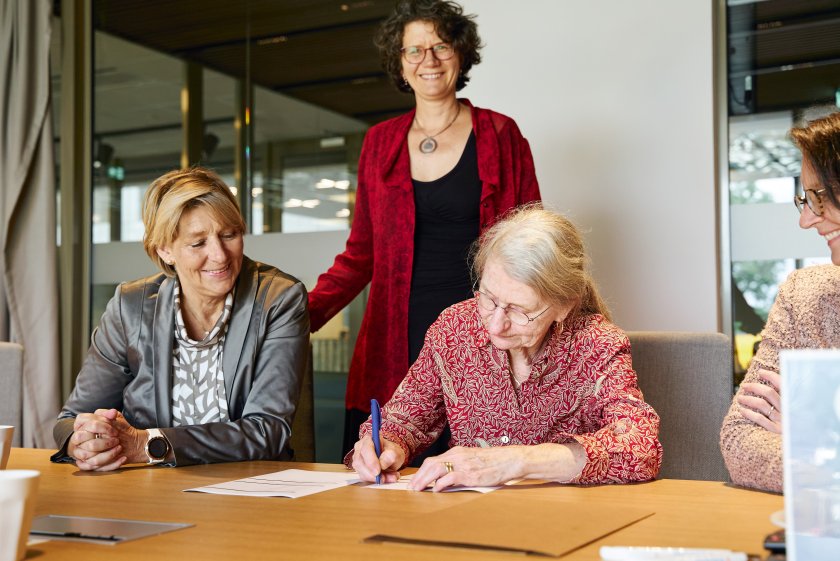 Françoise Oomen-Kalsbeek signs renewed contract Françoise Oomen-Kalsbeek signs renewed contract