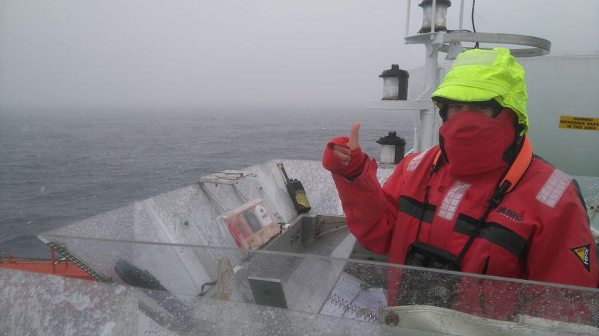 Bram Feij telt vogels en zeezoogdieren vanuit een observatiepost op RV Polarstern © Susanne Kühn Bram Feij telt vogels en zeezoogdieren vanuit een observatiepost op RV Polarstern © Susanne Kühn