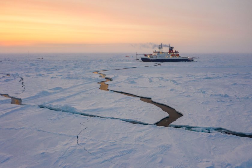 Polarstern drijft mee met een ijsschots waarop onderzoek wordt uitgevoerd tijden de MOSAiC expeditie (© Manuel Ernst) Polarstern drijft mee met een ijsschots waarop onderzoek wordt uitgevoerd tijden de MOSAiC expeditie (© Manuel Ernst)