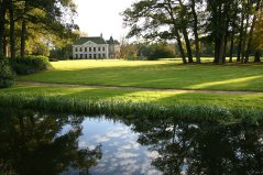 Landgoed Singraven in Overijssel. Landbouwbedrijven die al hebben gekozen voor zelfrealisatie, zijn vaak onderdeel van landgoederen, of hebben de stap al gezet naar biologische landbouw of alternatieve verdienmodellen.  Landgoed Singraven in Overijssel. Landbouwbedrijven die al hebben gekozen voor zelfrealisatie, zijn vaak onderdeel van landgoederen, of hebben de stap al gezet naar biologische landbouw of alternatieve verdienmodellen.