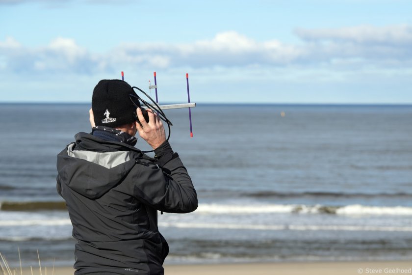 Researcher tries to pick up a signal from the tagged harbour porpoise, North Sea coast of Texel. Credits: Steve Geelhoed Researcher tries to pick up a signal from the tagged harbour porpoise, North Sea coast of Texel. Credits: Steve Geelhoed