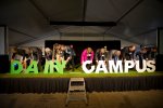 Tijdens de bijeenkomst plaatsten alle samenwerkende partijen een letter op het podium