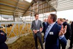 Kees de Koning leidt de staatsecretaris Van Dam rond om het nieuwe complex.